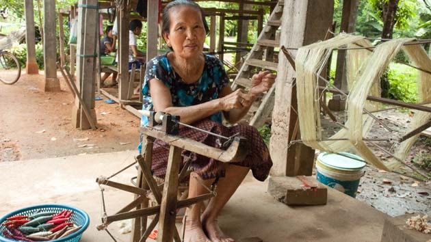 Artisanat authentique et équitable du Laos et du Cambodge, écharpe et foulard en soie naturelle et en coton, tisseuse des villages