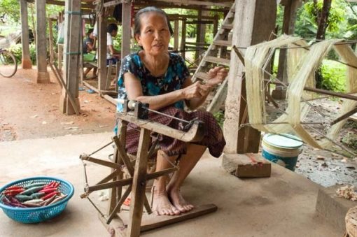 Artisanat authentique et équitable des villages du Laos et du Cambodge, écharpe et foulard en soie naturelle et en coton, fileuse de la soie