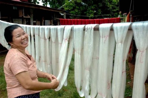 Artisanat authentique et équitable du Laos et du Cambodge, écharpe et foulard en soie naturelle et en coton, les fils de soie