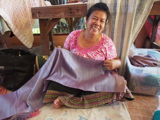 Artisanat authentique et équitable des villages du Laos et du Cambodge, écharpe et foulard en soie naturelle et en coton, tisseuse de la soie