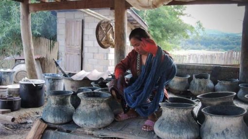 Artisanat authentique et équitable du Laos et du Cambodge, écharpe et foulard en soie naturelle et en coton, teinture naturelle des villages