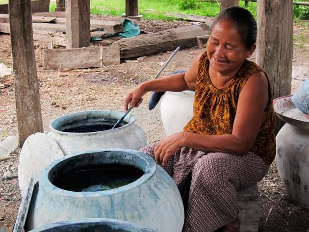 Artisanat authentique et équitable des villages du Laos et du Cambodge, écharpe et foulard en soie naturelle et en coton, teinture naturelle