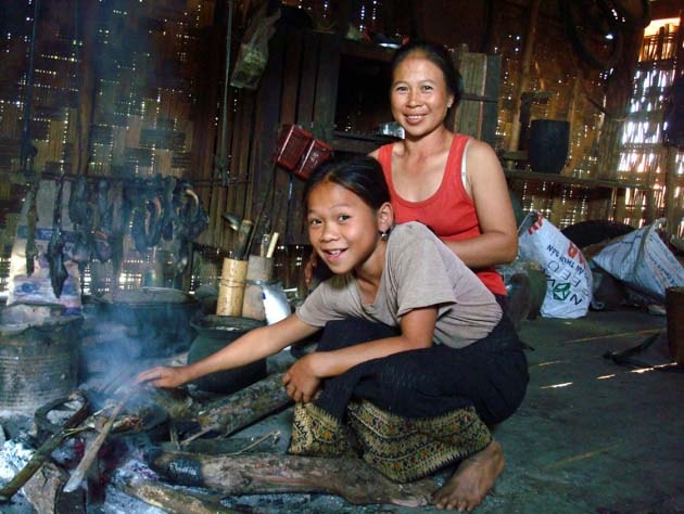 Artisanat authentique et équitable des villages du Laos et du Cambodge, écharpe et foulard en soie naturelle et en coton, teinture naturelle