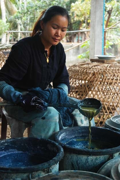 Artisanat authentique et équitable des villages du Laos et du Cambodge, écharpe et foulard en soie naturelle et en coton, teinture naturelle