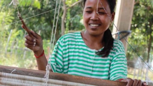 Artisanat authentique et équitable du Laos et du Cambodge, écharpe et foulard en soie naturelle et en coton, tisseuse des villages