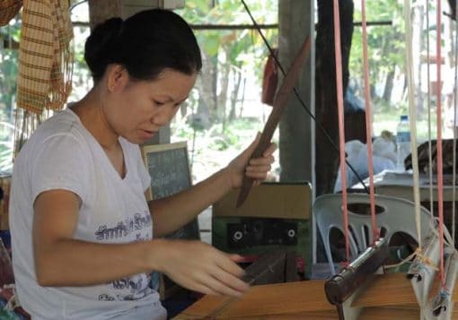 Artisanat authentique et équitable du Laos et du Cambodge, écharpe et foulard en soie naturelle et en coton, tisseuse des villages