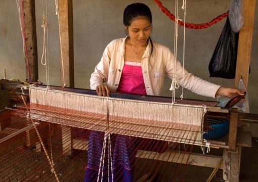 Artisanat authentique et équitable du Laos et du Cambodge, écharpe et foulard en soie naturelle et en coton, tisseuse des villages