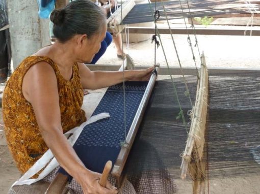 Artisanat authentique et équitable du Laos et du Cambodge, écharpe et foulard en soie naturelle et en coton, tisseuse des villages