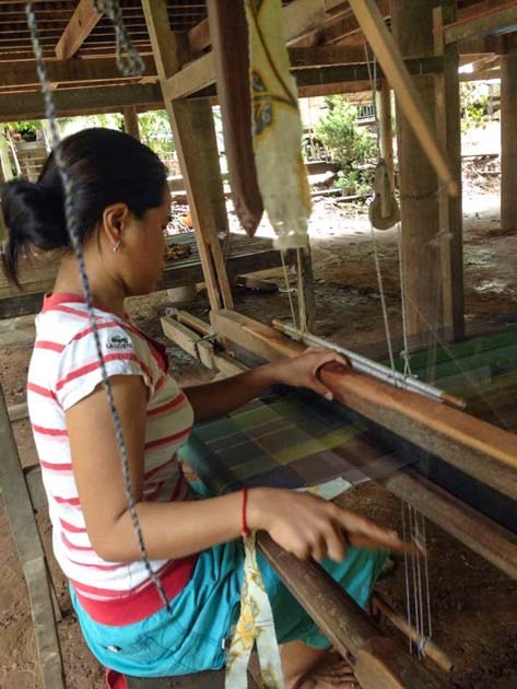 Artisanat authentique et équitable du Laos et du Cambodge, écharpe et foulard en soie naturelle et en coton, tisseuse des villages