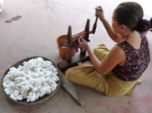 Artisanat authentique et équitable, préparation du coton au Laos