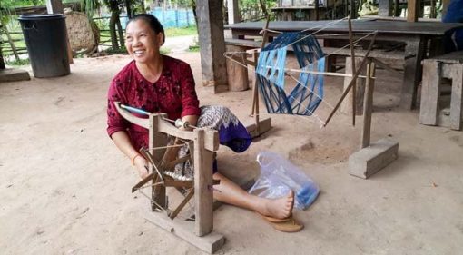 Artisanat authentique et équitable, fileuse de la soie naturelle dans un village du Laos
