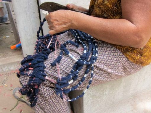 Artisanat authentique et équitable, artisane préparant l'Ikat au Laos