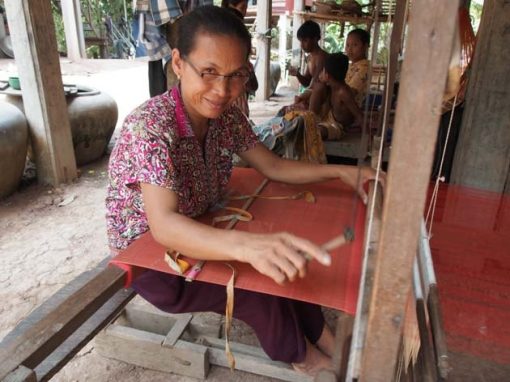 Artisanat authentique et équitable, une tisseuse sur son métier à tisser