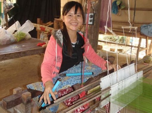 Artisanat authentique et équitable, tisseuse de la soie dans un village