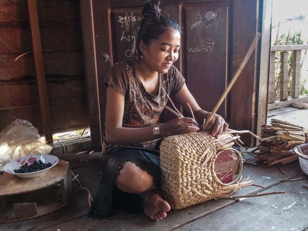 Artisanat authentique et équitable du Cambodge, paniers en jacinthe d'eau tressée par les artisanes des villages flottants