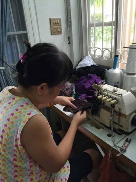 Artisanat authentique et équitable, artisane sacs batik dans un village de Thailande