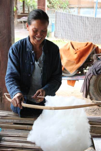 Artisanat authentique et équitable, une artisane du coton dans un village du Laos