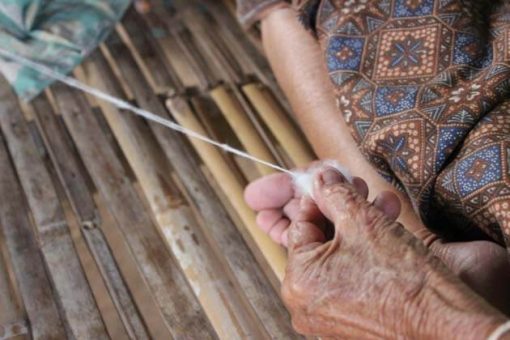 Artisanat authentique et équitable, une artisane du coton dans un village du Laos