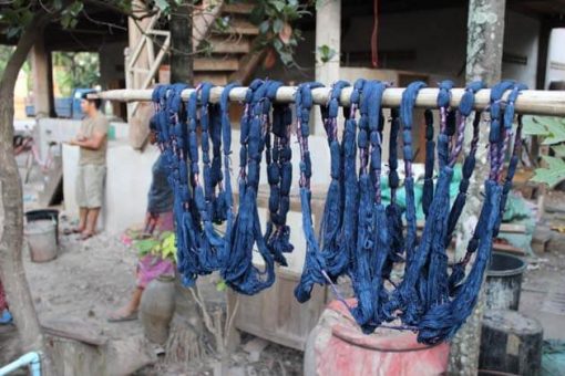 Artisanat authentique et équitable, le coton teinture ikat dans un village du Laos