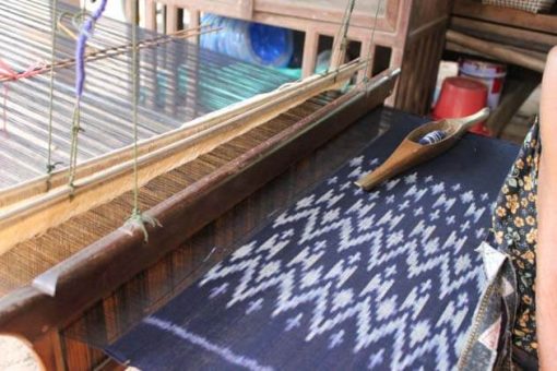 Artisanat authentique et équitable, métier à tisser avec tissu ikat