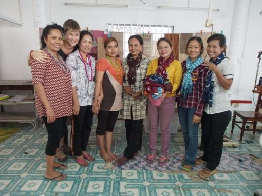 Artisanes du commerce équitable Frangipanier villages du Cambodge soie naturelle