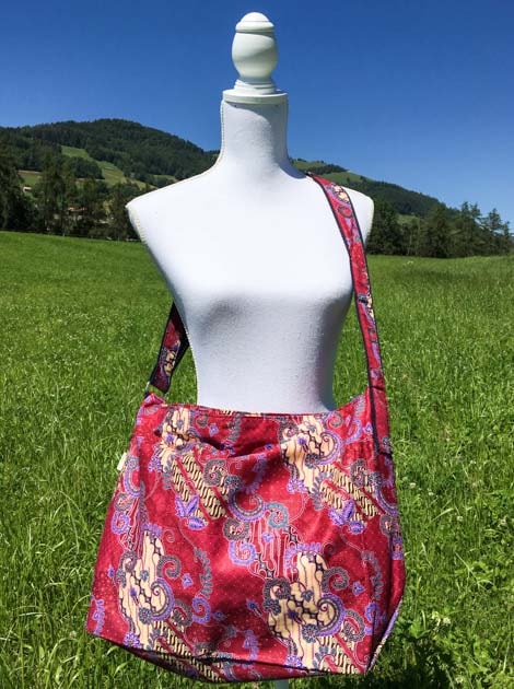 Sac bandoulière ou épaule en coton batik rose cousu à la main par les artisanes des villages de la Thaïlande - cadeau équitable - code 102107R