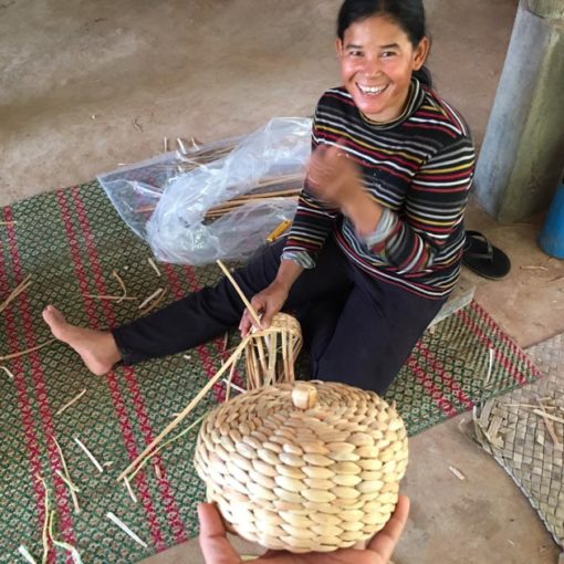 Frangipanier artisane de la jacinthe d'eau dans son village flottant du Cambodge - commerce équitable 4