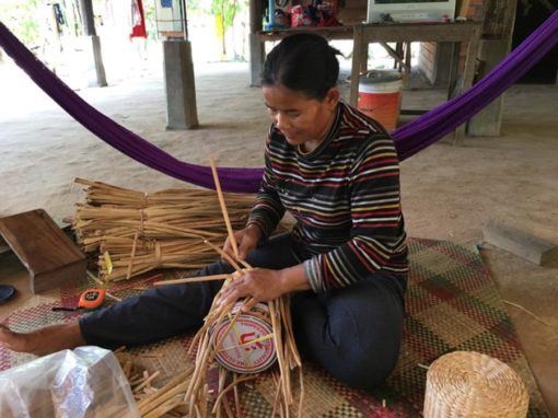 Frangipanier artisane de la jacinthe d'eau dans son village flottant du Cambodge - commerce équitable 8