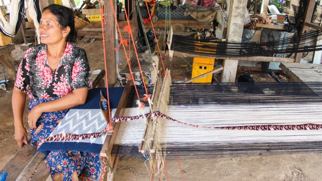 Artisanat authentique et équitable du Laos et du Cambodge, écharpe et foulard en soie naturelle et en coton, teinture naturelle des villages